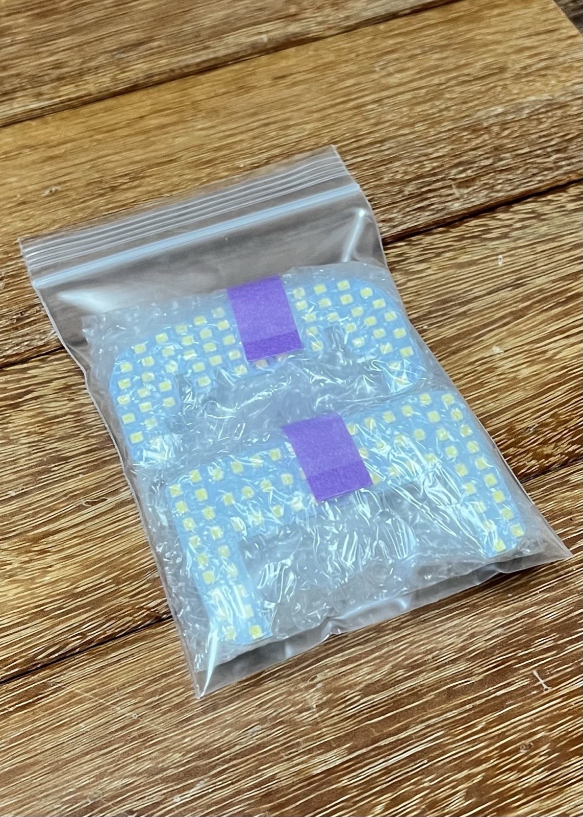 届いたLED。前後2個が袋に入っている