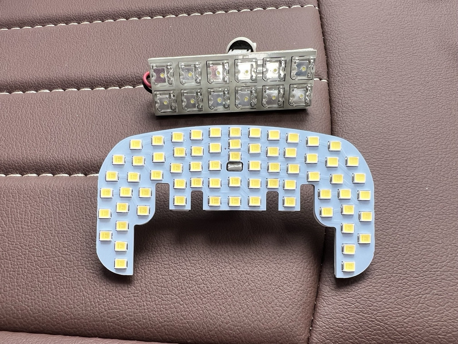 上が古い12粒のLED、下が新しいLED