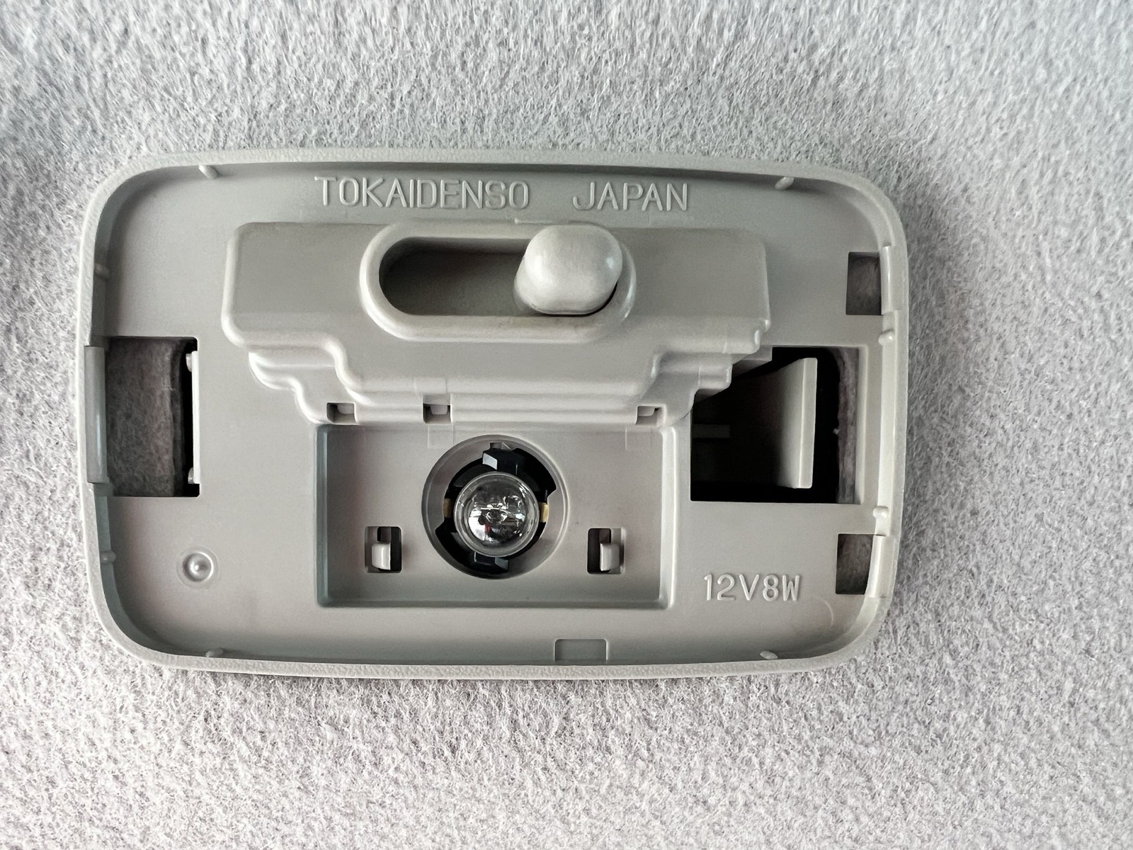 カバーを外したところ。12V8Wの豆電球